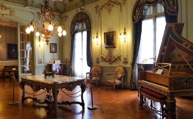 Prunkvoll eingerichtetes historisches Musikzimmer, eines herrschaftlichen Gebäudes